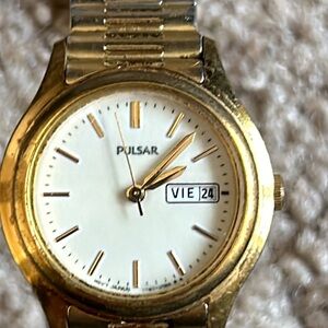 Pulsar women’s small vintage gold dainty bracelet wrist watch one size stretches